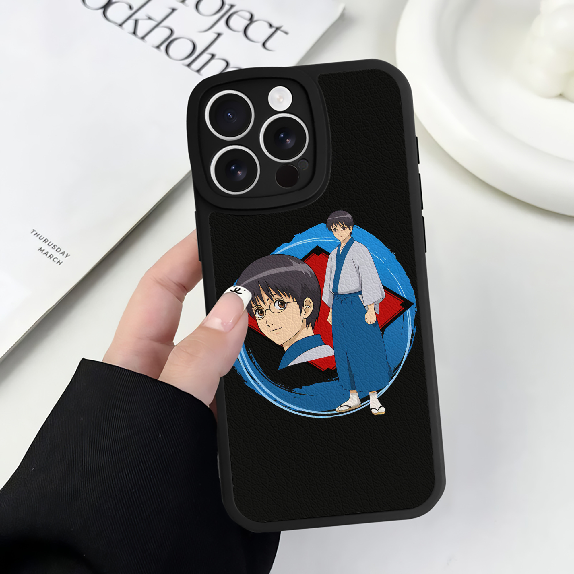 （画像用） ぎんたま 坂田銀時（さかたぎんとき） 神楽 志村新八（しむら しんぱち） GINTAMA Sakata Gintoki Kagura Shimura Shinpachi 【iPhone 16シリーズ対応】シリコンスマホケース（レザー調） 材質：シリコン